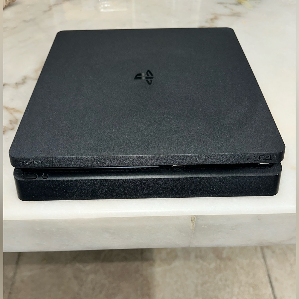 Ps4 and it comes with everything u see!!!